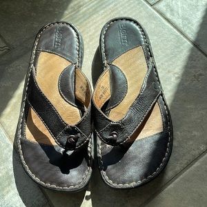 BORN ladies leather flip flops sandals